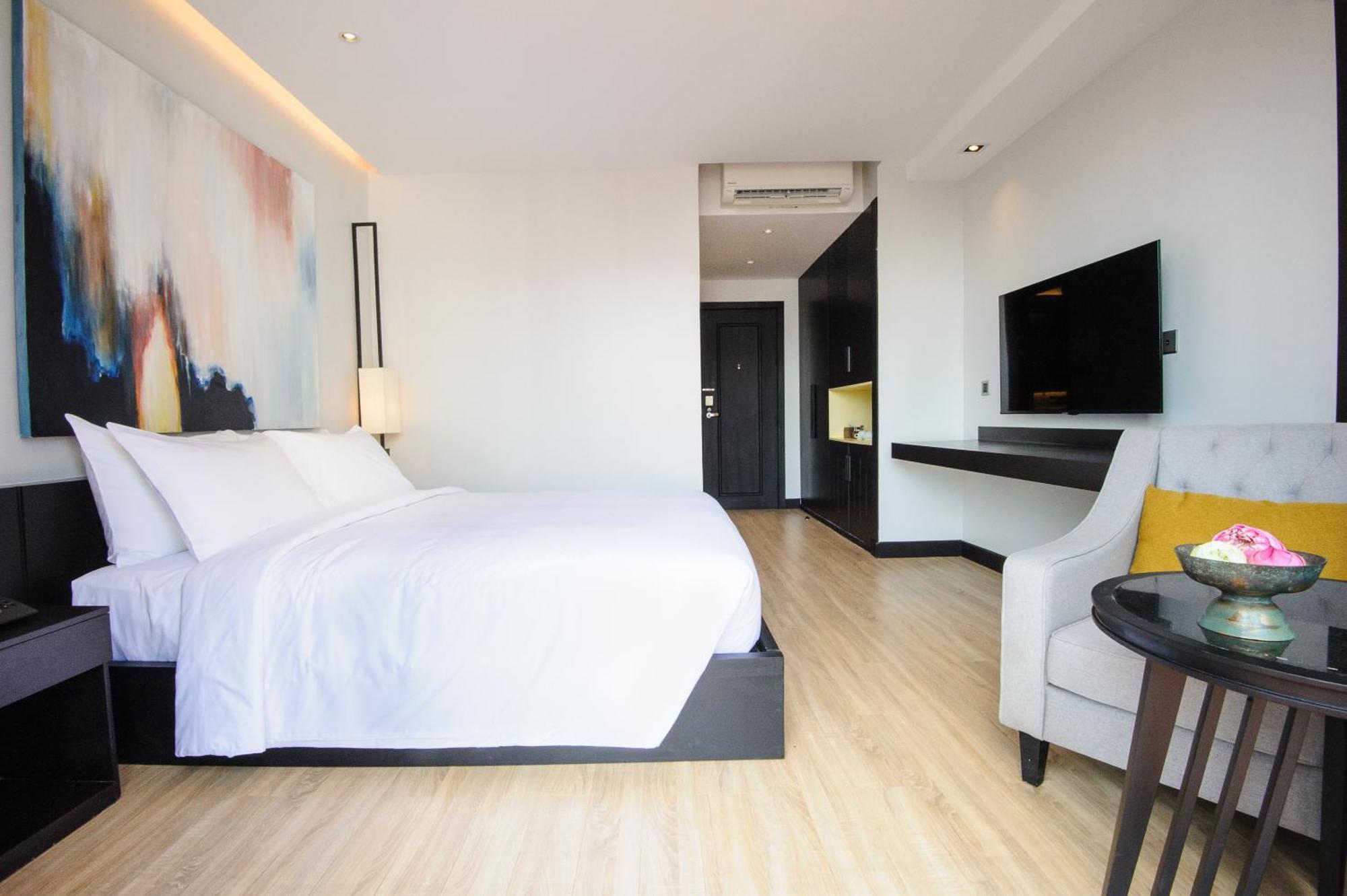 Glow Park Hotel Grand Royal Palace 프놈펜 외부 사진