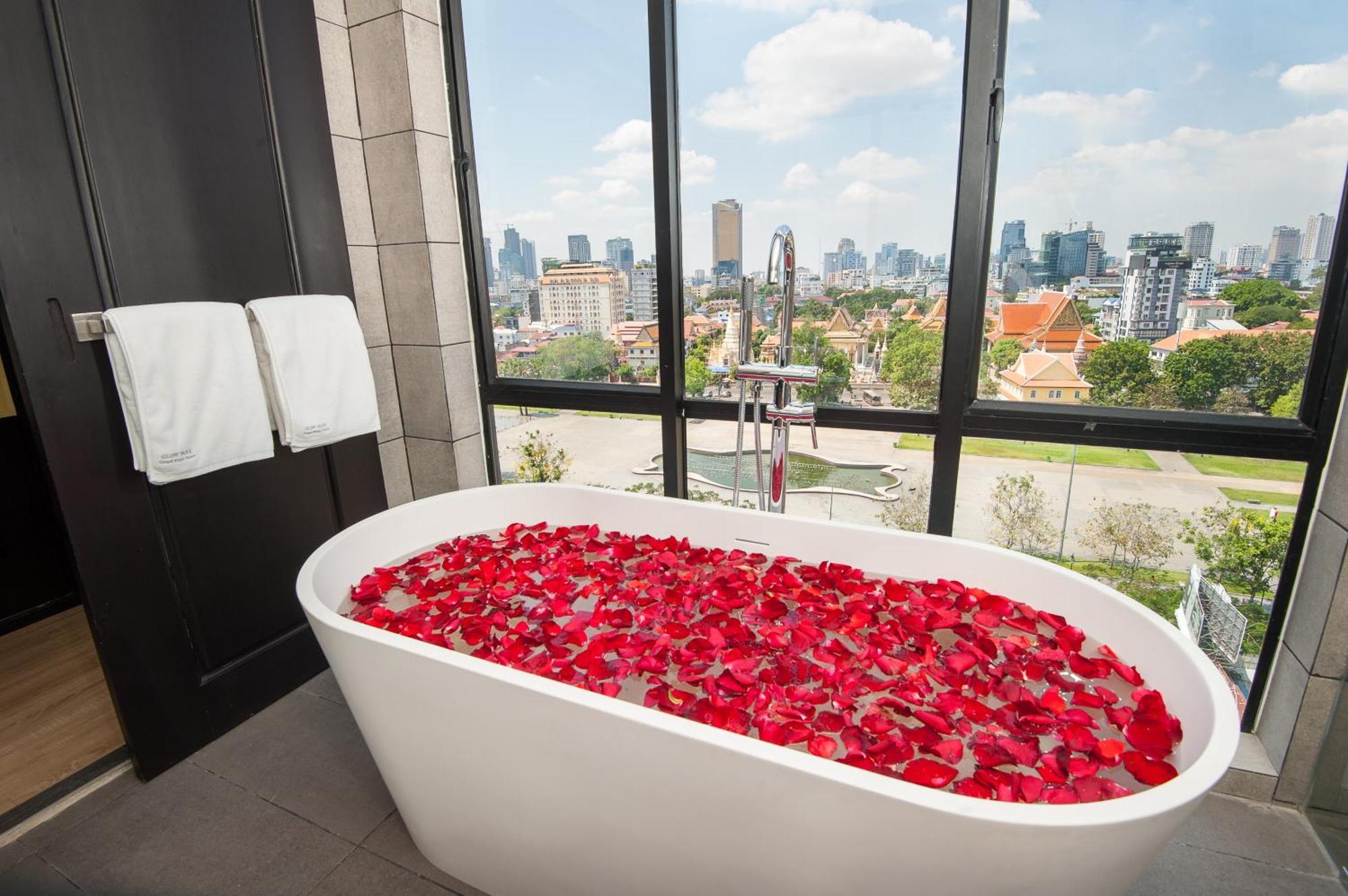 Glow Park Hotel Grand Royal Palace 프놈펜 외부 사진